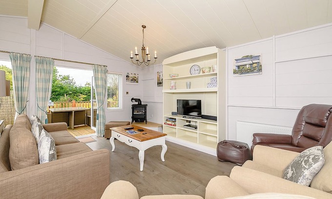 Honiton Ski Chalet | A stylish lodge with one master double with en suite shower room.