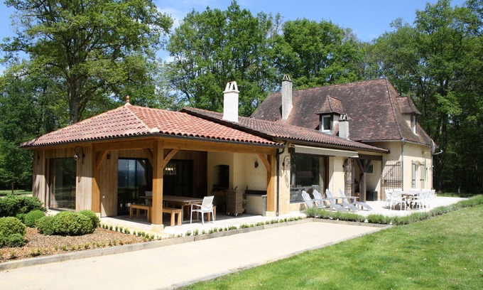 Domme Villa | A superb and spacious family house; with private heated pool and tennis court