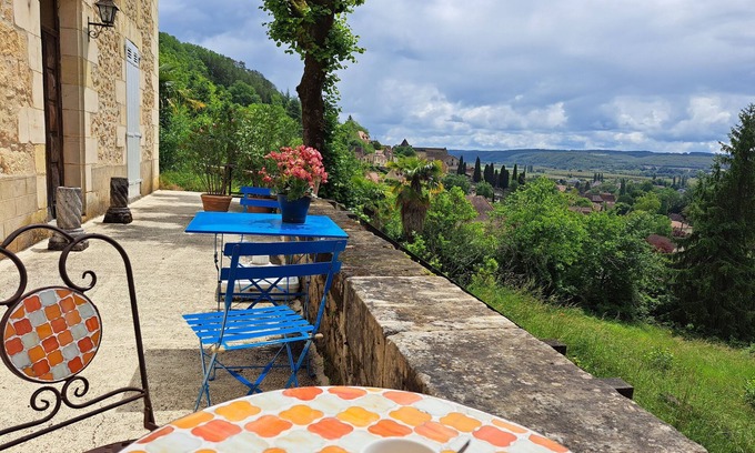 Saint-Cyprien House | A terrace above the valley