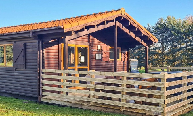 Scunthorpe Cabin | A three bedroom lodge with a master bedroom served by an en-suite shower room, two further twin bedr