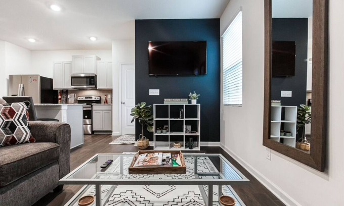 Union City House | A Traveler’s dream; Private Townhome 15min to Airport in peaceful Union City