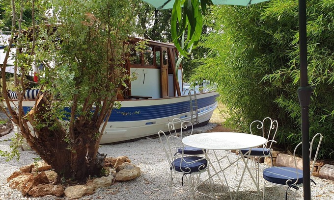Figanieres House | A trawler in the vineyards