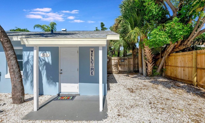 St. Pete Beach House | A TREASURE IN ST. PETE. COZY & COMFORTABLE HOUSE STEPS TO SHOPS AND RESTAURANTS