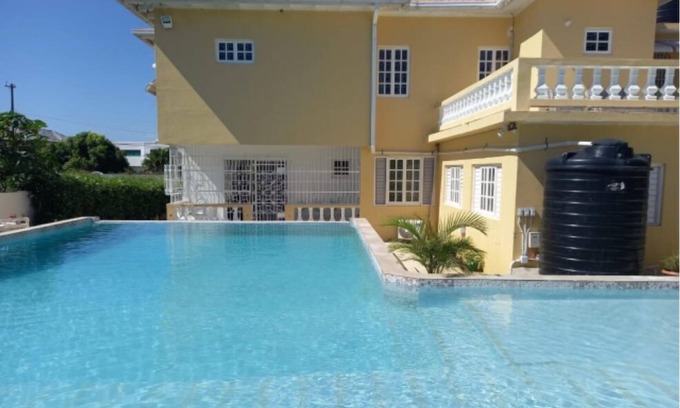 Whitehouse House | A Tropical Getaway