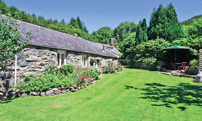 Caerdeon Cottage | A truly enviable setting, this secluded barn conversion makes a wonderful holiday retreat.