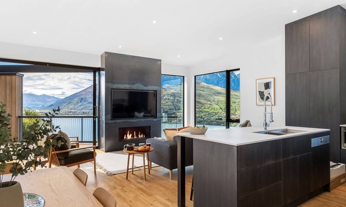 Queenstown House | A Twist on Olivers | Luxury | Lake and Mountain Views