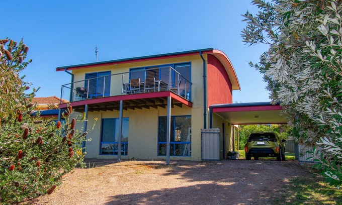 Lakes Entrance House | A two- story house with sweeping views of Bass Strait and the North Arm.
