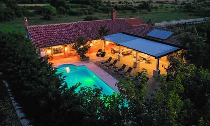 Poljica Villa | A unique Villa pequena perla with a pool