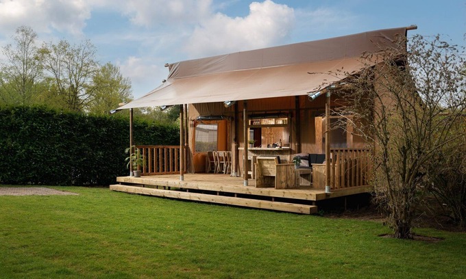 Notter Cabin | A very chill safari tent with your own bar: the bartenter!