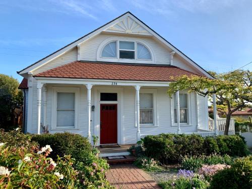 San Simeon House | A Victorian Lightkeepers House by the Sea