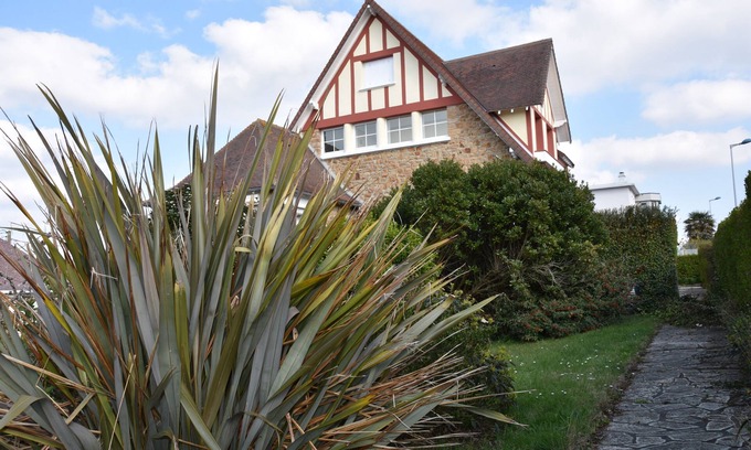 Donville-les-Bains Villa | A villa just steps from the beach.