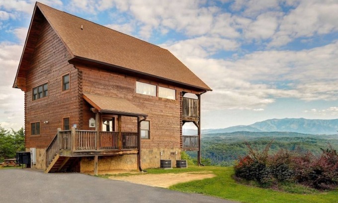 Gatlinburg - Pigeon Forge Cabin | A Walk In The Clouds. View the sun rise and set from any spot on both deck!