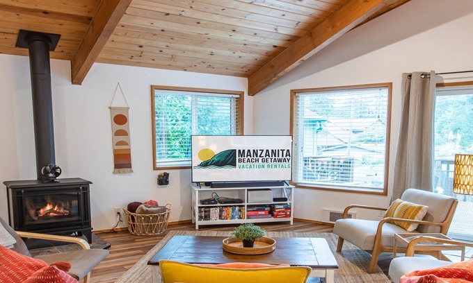 Manzanita House | A Wave Away, close to the beach, dog friendly, one level!