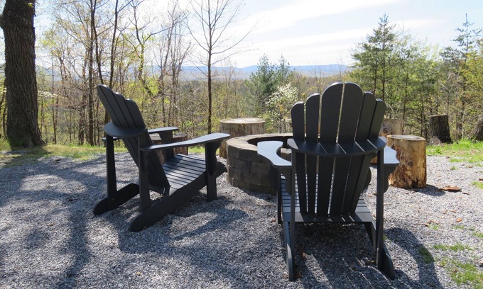 Broadway Cabin | A WELL-APPOINTED CABIN, RURAL RELAXATION, FIREPIT!