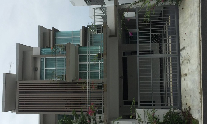 Johor Bahru House | A well-decorated 3-storey house near Malaysia-Singapore border checkpoint.