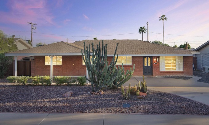 Scottsdale Estates Nine House | A1 Location Old towns finest. Upgraded mattresses, pool, upscale living