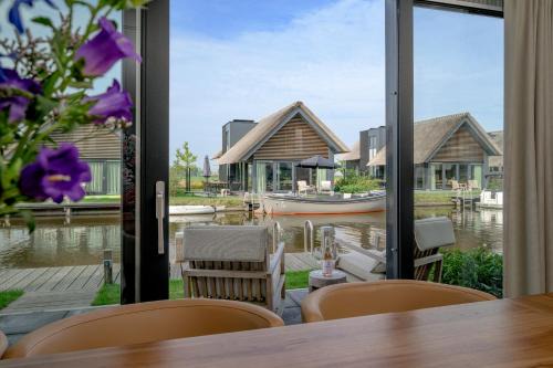 Heeg Villa | Aan Het Water 'Wetterhaghe' optioneel met E-Sloep