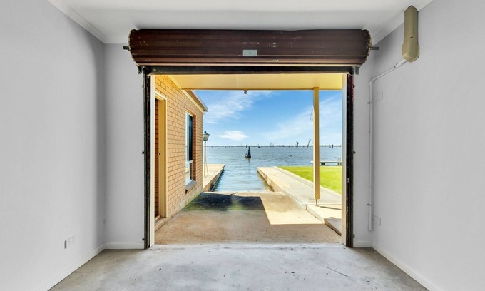 Mulwala House | Aaroona Lakefront - lake Mulwala views and waterfront property