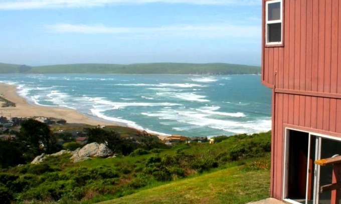 Dillon Beach House | AbaloneAlcove~Stunning Beach Home w/Big Views/HotTub/WiFi/Pup/Pool Tbl