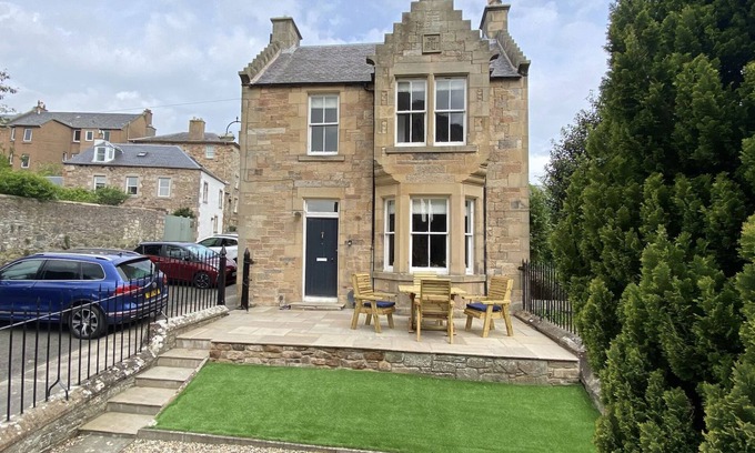 Jedburgh House | Abbey House, charming traditional historic house. Spectacular views of the Abbey