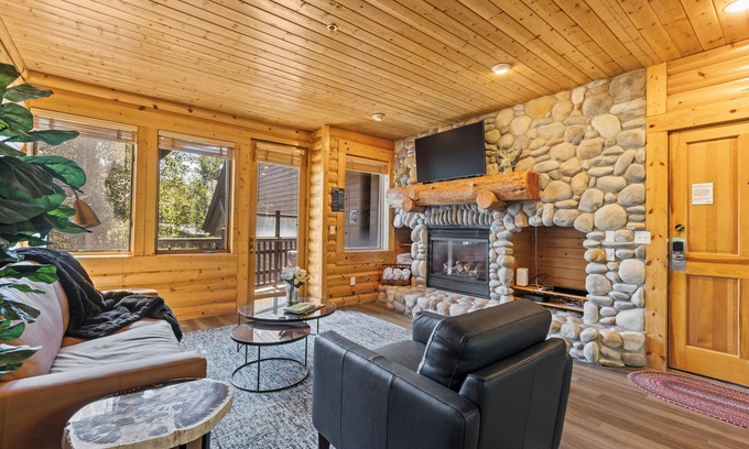Deer Valley Condo | Abode at Black Bear #353 | Mountain Retreat w/Private Hot Tub, Walk to DV Trails & Skiing