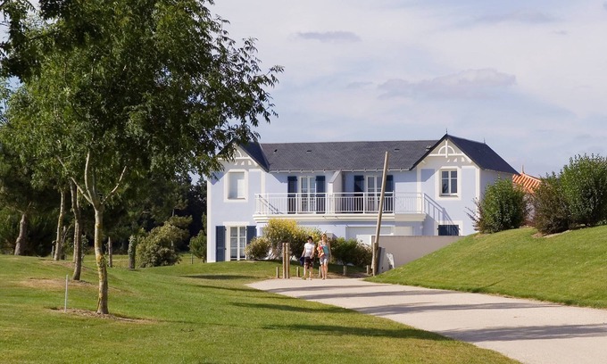 L'Aiguillon-sur-Vie House | Abordable! Maison rustique et cosy avec terrasse | Golf!