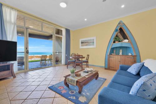 Blue Bay Apartment | Absolute Beachfront l Couples Getaway