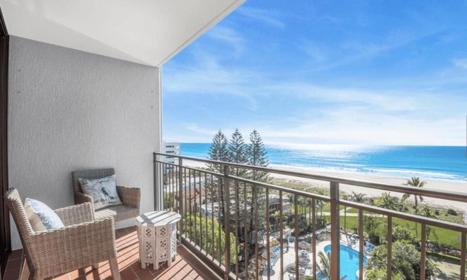 Palm Beach Apartment | Absolute beachfront Royal Palms