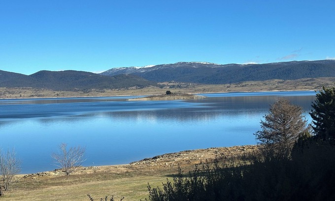East Jindabyne Apartment | Absolute Lakefront Apartment with beautiful views of the snowy mountains
