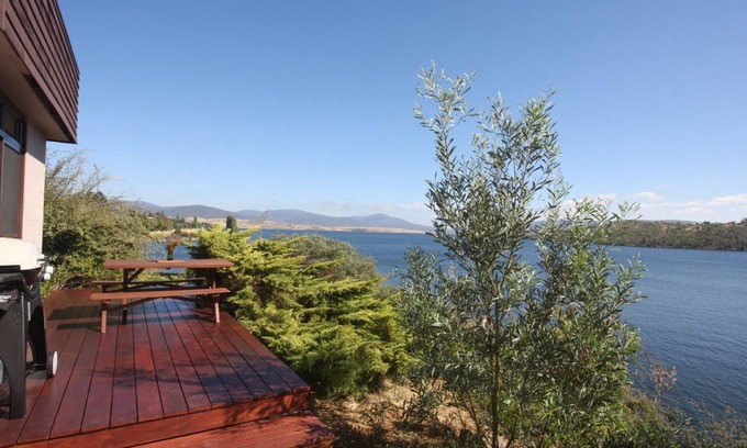 Jindabyne Apartment | Absolute lakefront, stunning position right in Jindabyne