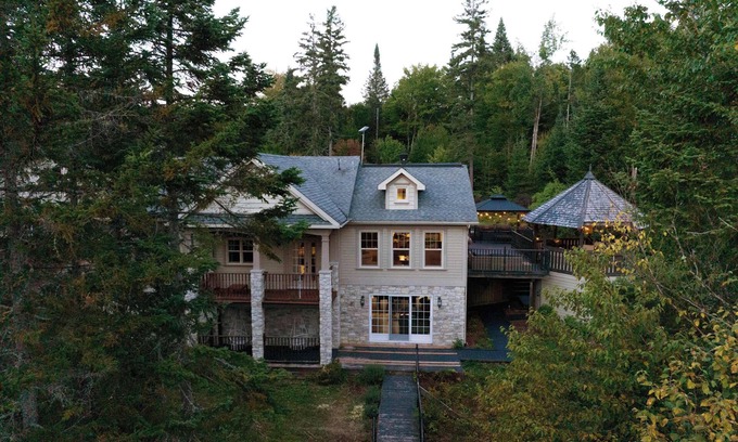 Val-des-Lacs Ski Chalet | Absolute luxury by the lake-Chateau Val-des-Lacs