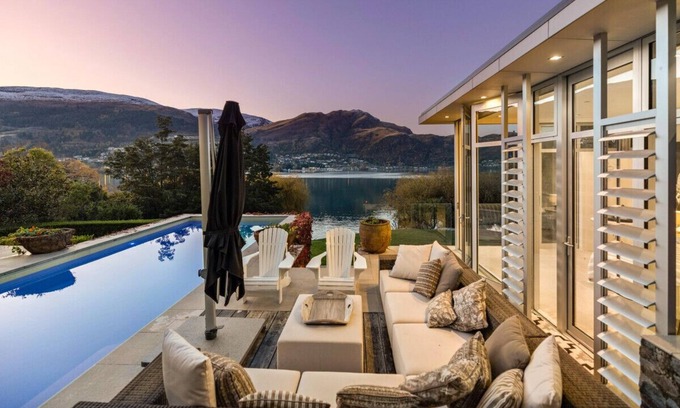 Kelvin Heights House | Absolute water front property with pool and hot tub