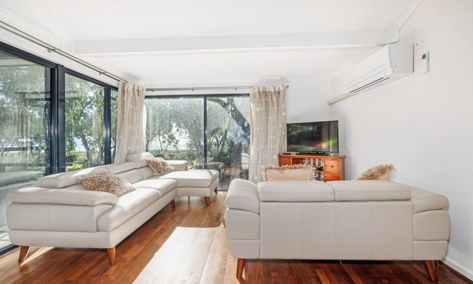 Broadwater House | Absolute Waterfront: Cape View 3BR/2BA for 8