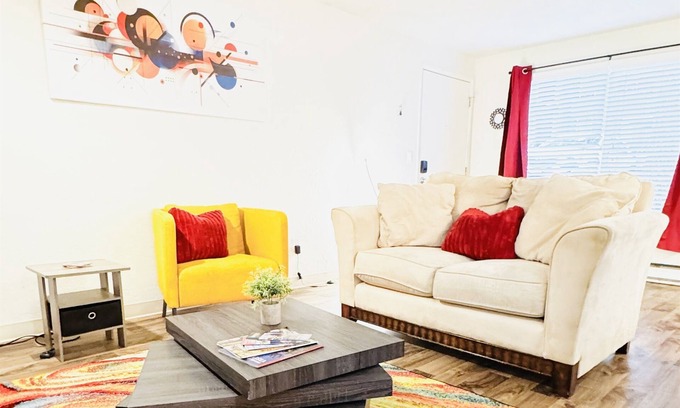 Corvallis Apartment | Abstract Abode- hot tub, gym, sauna