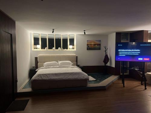 Abu Dhabi City Center Apartment | Abu Dhabi Retreat with Private Pool and Private Sauna