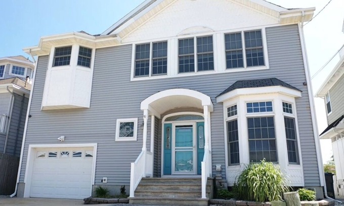 Lavallette House | Abundance, brilliance & charm in this 5 bd 3 ba beauty in Lavallette w/WiFi, AC