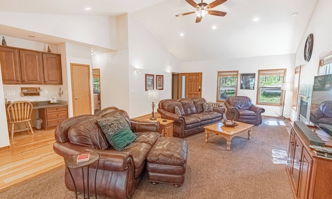 Deer Park House | AC, private deck, hot tub, remodeled, single level, comfortable, EV, perks
