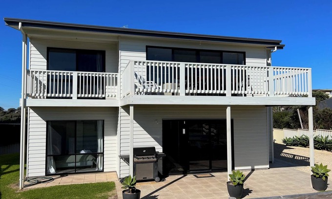 Waterhouse House | Acacia - 6 Joy Tce - Pet Friendly Outside