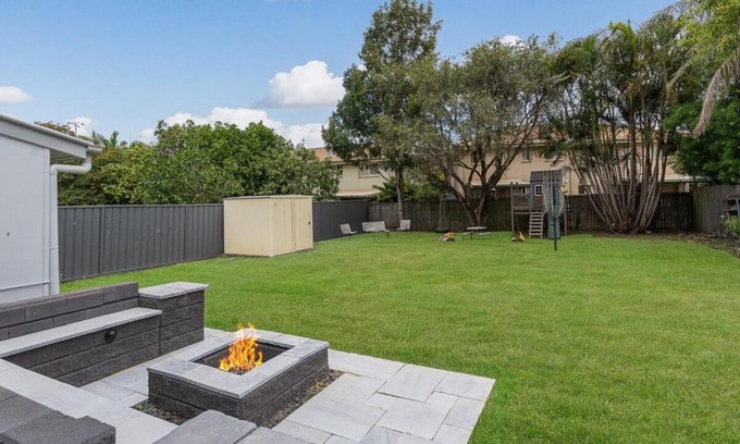 Acacia Ridge House | Acacia Ridge Cottage - Firepit, Kids Cubby, Games