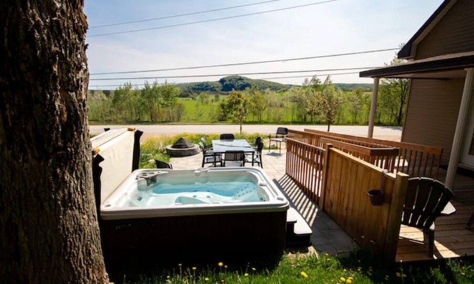 Saint-Leonard-de-Portneuf House | Accessible Trails with Private Hot tub and Firepit