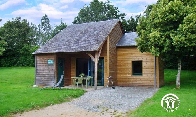Villiers-Charlemagne Cottage | Accessible Fishing Chalet for 4-6 with Private Deck, Kids' Play Area, and Games Room