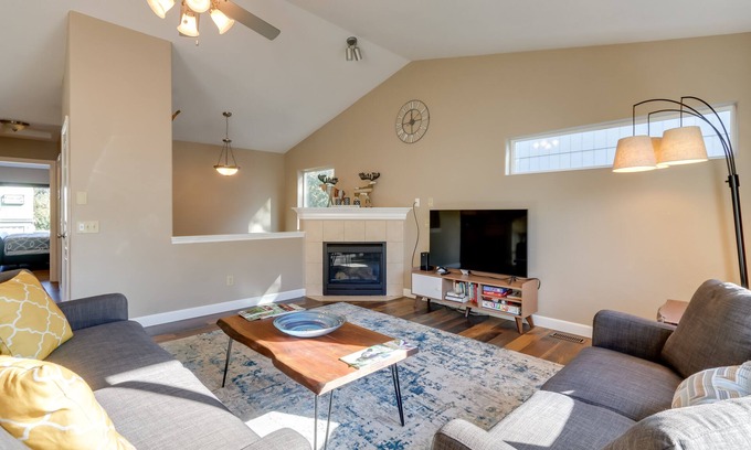 Sand Lake House | Accommodating Anchorage Abode < 1 Mi to Jewel Lake