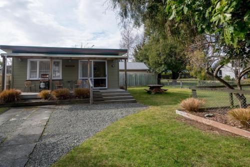 Te Anau House | Accommodation Fiordland The Bach - One Bedroom Cottage at 226B Milford Road