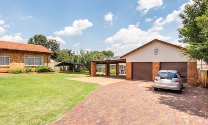 Greater Johannesburg Metropolitan Area House | Accommodation for families, business travellers and student accommodation. GREAT