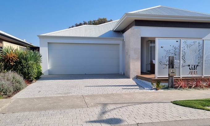 Dunsborough House | Ace on Par Studio - Beach, Golf, & Wineries nearby. Free Wi-Fi.