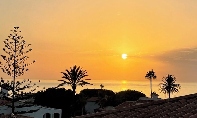 El Faro Ski Chalet | Acogedora Villa con Espaciosas Terrazas,vistas al mar y Pequeña Piscina Privada