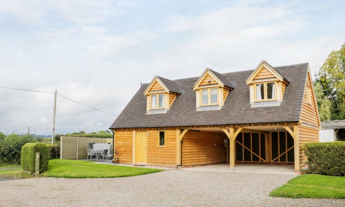Little Hereford Cottage | ACORN COTTAGE, family friendly, with hot tub in Little Hereford