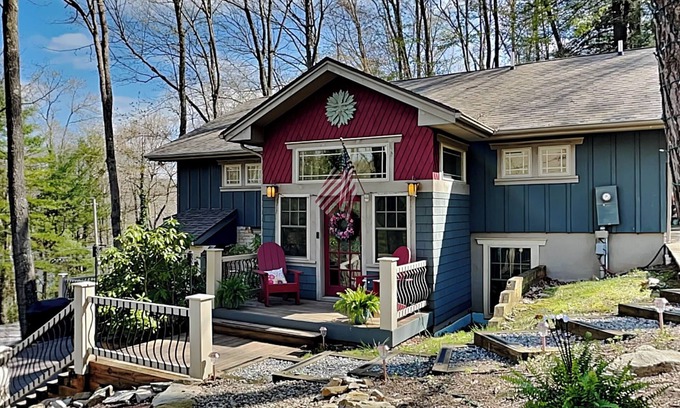 Oakland House | Acorn Cottage | Luxe Vibes, Outdoor Living Spaces + Breathtaking Lake Views!