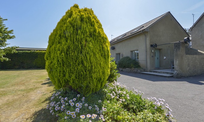 Teigngrace Cottage | ACORN COTTAGE, pet friendly, with pool in Newton Abbot
