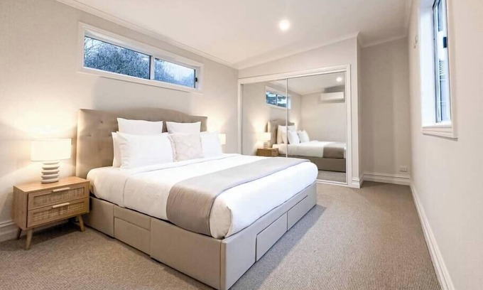 Mansfield House | Acorn Cottage - The Heart of Mansfield